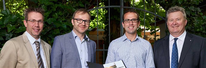 Jürgen Geyer Wiener&nbsp;Schlossquadrat-Chef, Florian Schütky (ÖWM), der Preisträger Daniel Jungmayr und ÖWM-Chef Chris Yorke.