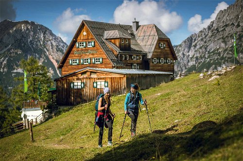 »Austriahütte«: Das älteste Schutzhaus der gesamten Region versorgt seit 140&nbsp;Jahren Wanderer ganz vorzüglich mit Speis und Trank (siehe näcshtes Foto).