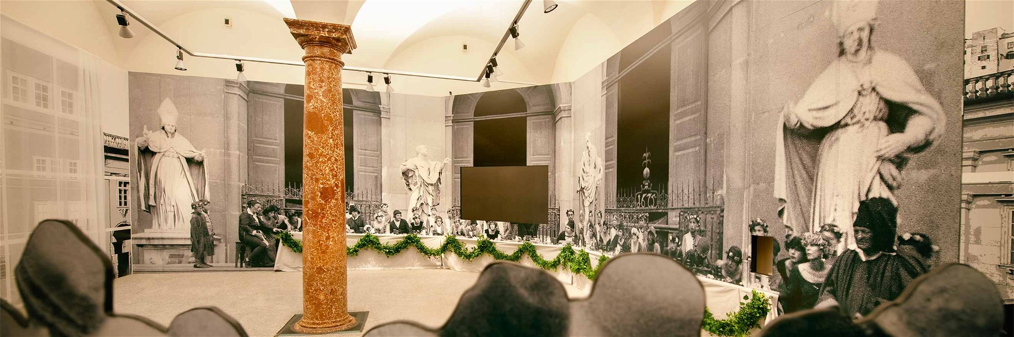 Mit einer filmischen Dokumentation inmitten der «Jedermann»-Tafel hebt die Landesausstellung «Großes Welttheater» im Salzburg Museum an.