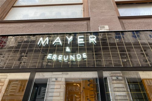 Der Feinkostladen mit Bistroküche »Mayer und Freunde« in der Jasomirgottgasse.