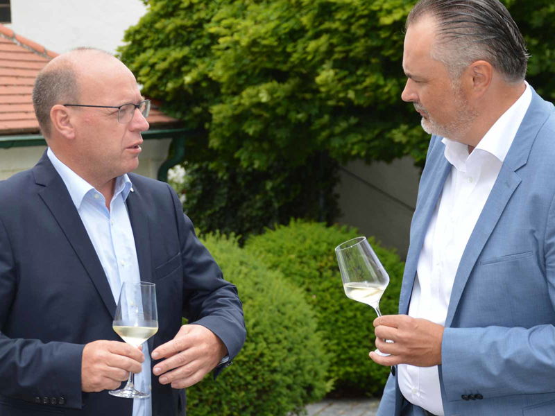 Andreas Liegenfeld, Präsident des burgenländischen Weinbauverbandes und&nbsp;Hans-Peter Doskozil, Landeshauptmann Burgenland.