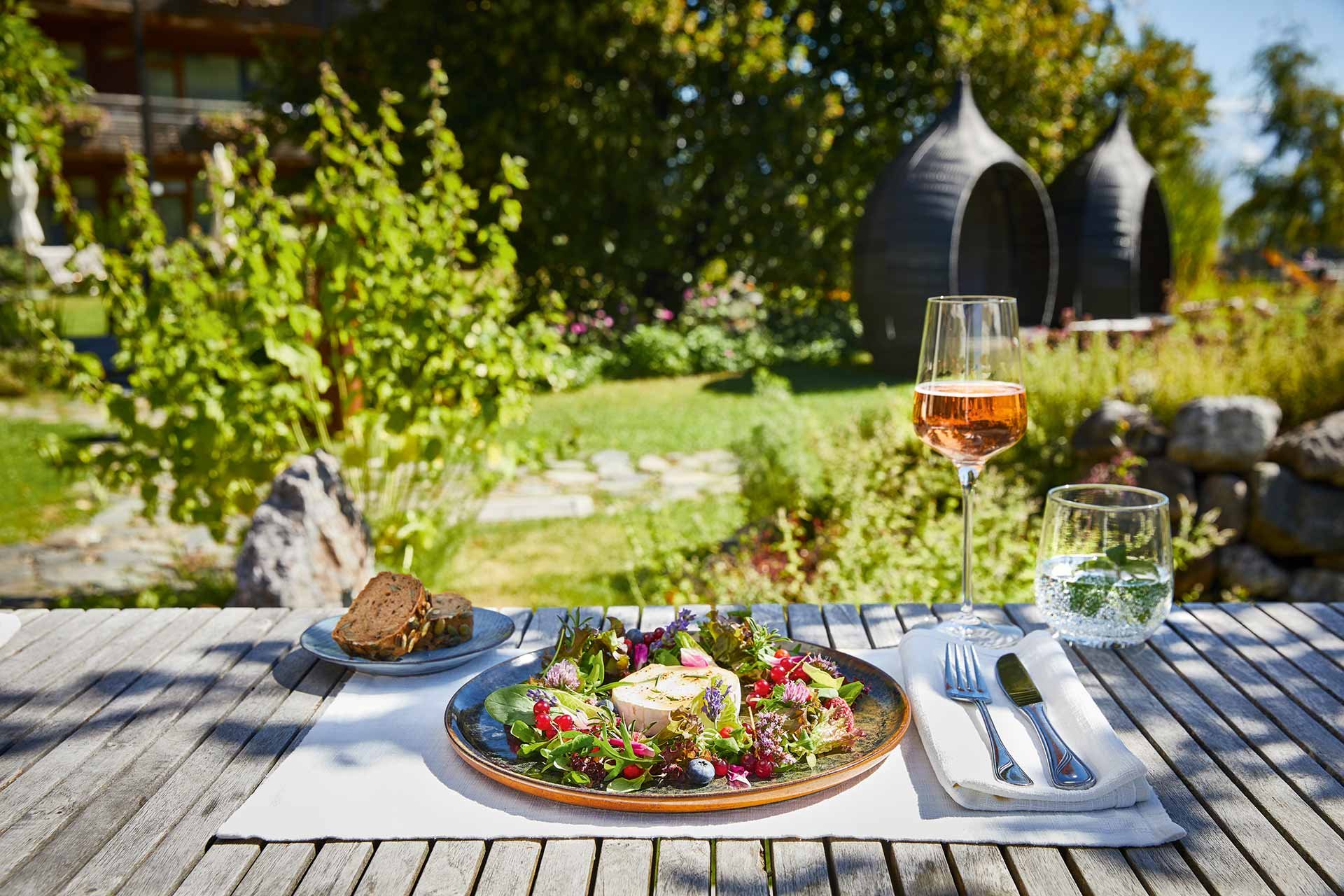 Auf der Forsthofalm treffen sich Salzburger Spitzenprodukte auf den Tellern mit wunderschönem Ambiente und Alpenstil.