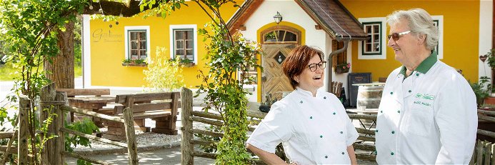 »Gallbrunner«-Wirtin Elisabeth Rennhofer vor ihrem Wirtshaus mit Willi Haider, dem Genussbotschafter des »Kulinarium Steiermark«.