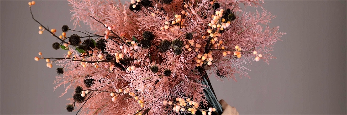 Stilvoll arrangiert sind getrocknete Blumen eine 1a-Variante. Hier von »Bungalow« in Dänemark.