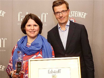 Désirée Steinheuer (im Bild mit Roel Annega, Gerolsteiner) wurde 2020 zur Falstaff Sommelière des Jahres gekürt.
