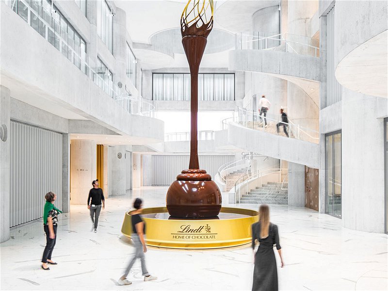 Der weltweit höchste freistehende Schokoladenbrunnen im Foyer des Lindt Home of Chocolate.