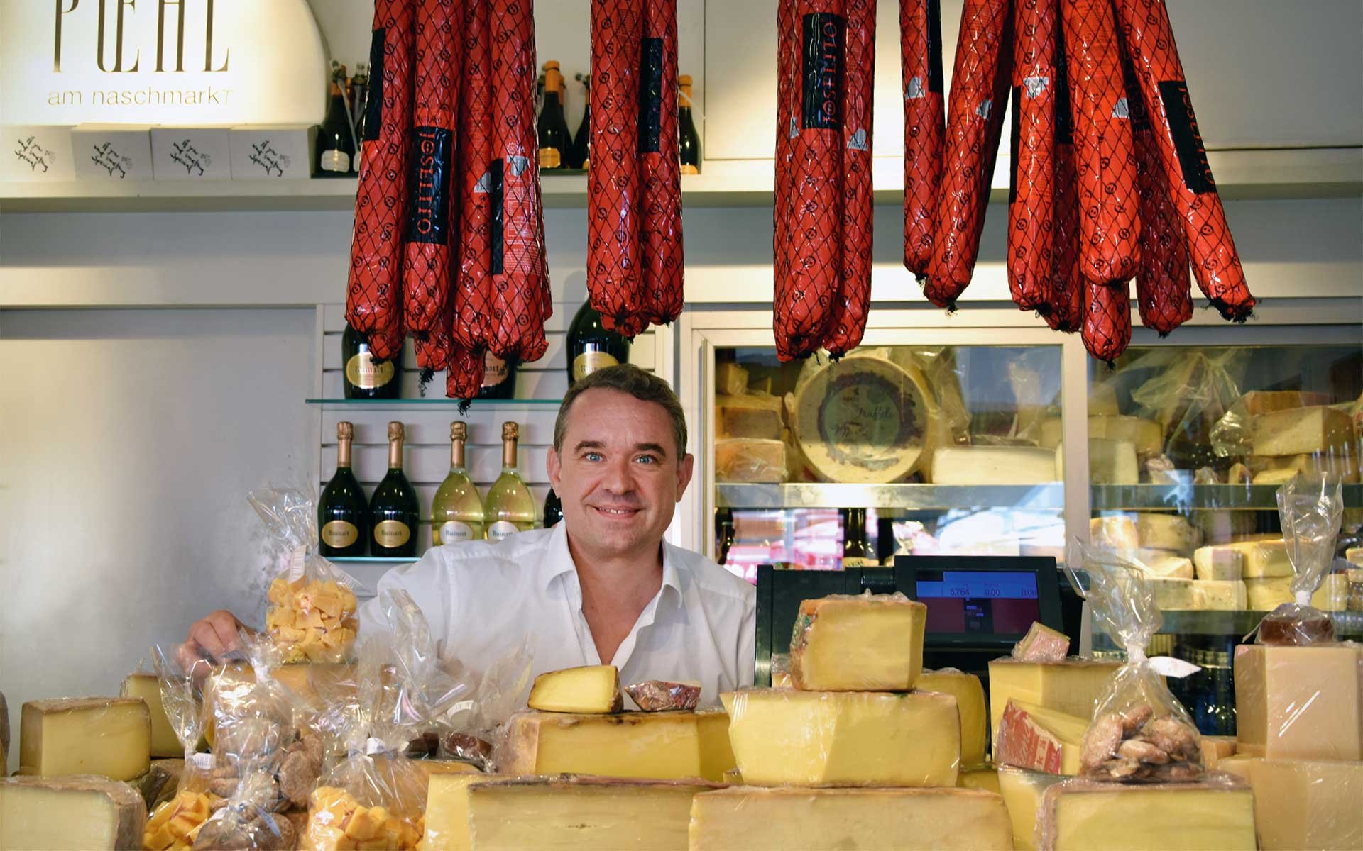 Christian Pöhl betreibt eines der besten Delikatessengeschäfte am Wiener Naschmarkt. Die Käseauswahl ist beeindruckend, Qualität und Reife stimmen.