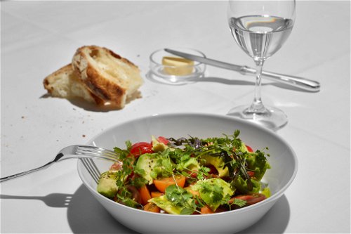 Chef‘s Salat: Blattsalate, Avocado, Datterini Tomaten, Ei, Speck, Croûtons, Pommery-Senf-Vinaigrette