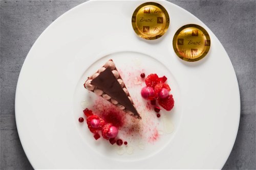 Heiko Nieder: «Schokoladenkuchen» mit Himbeer, Rande udn Rose mit Nespresso Origin Brazil