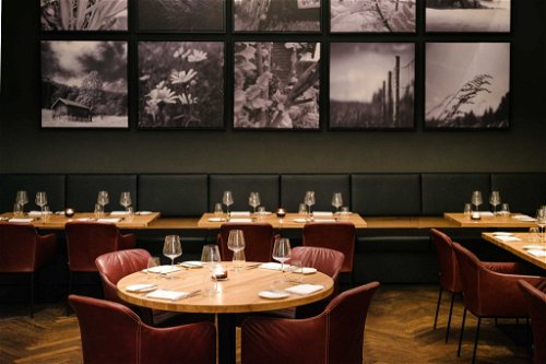 Im »Dstrikt« Steakhouse des Ritz-Carlton am Schubertring wird bestes heimisches Fleisch in der Holzkohle zur Perfektion gegrillt.