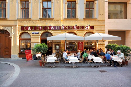 »Café Frauenhuber«: Im ältesten Kaffeehaus der Stadt, wo einst Mozart auftrat, kann man heute&nbsp; noch in besonders schönem Ambiente seinen Kaffee trinken..