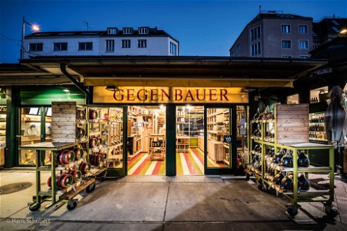Der Essigpionier Erwin Gegenbauer verkauft am Naschmarkt zahlreiche seiner flüssigen Delikatessen, die weder pasteurisiert noch filtriert werden.