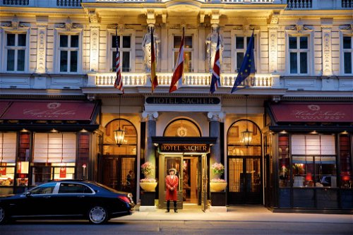 Es ist das erklärte Ziel vieler Österreicher, zumindest einmal im Leben auf eine Sachertorte mit Schlag ins legendäre »Hotel Sacher« zu gehen und das mondäne Ambiente dieser Hotel-Legende zu genießen.