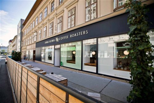 »Jonas Reindl«: Das hippe Café an zwei Standorten ist mittlerweile ein Fixstern in der Third-Wave-Coffee-Szene. Auf der Westbahnstraße wird der Kaffee ausschließlich aus selbst gerösteten Bohnen zubereitet.&nbsp;