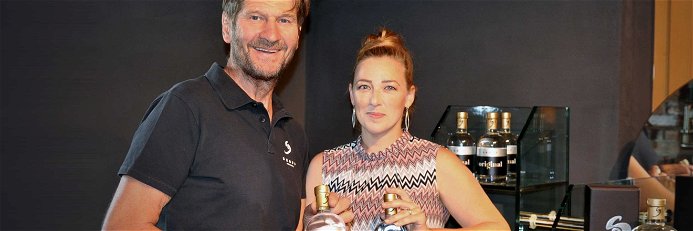 Eva und Walter Skoff mit dem neuen Gin