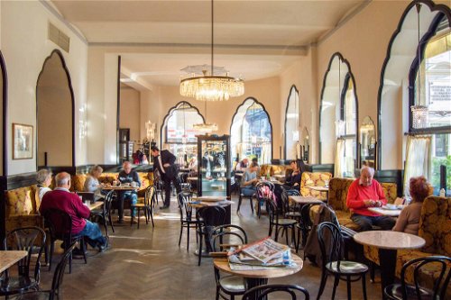 »Café Tirolerhof«:&nbsp;Gleich hinter der Oper kann man seinen Kaffee und vorzügliche Strudel im Stile der 20er-Jahre genießen.