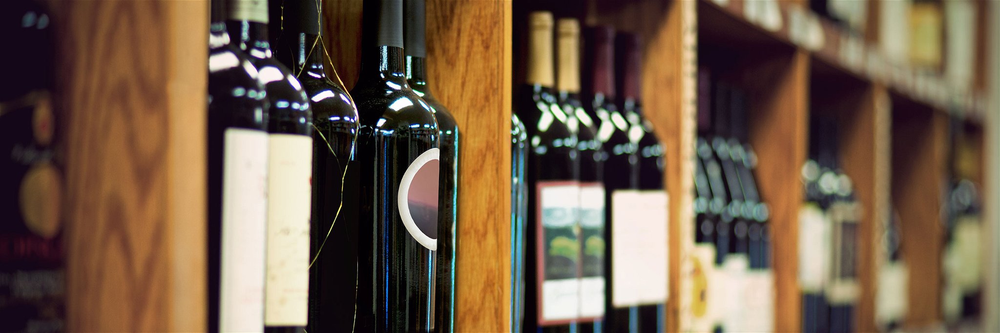 Neben dem klassischen Weinverkauf vor Ort können Kunden ab sofort auf im neuen Webshop von Tesdorpf Premium-Weine erwerben.