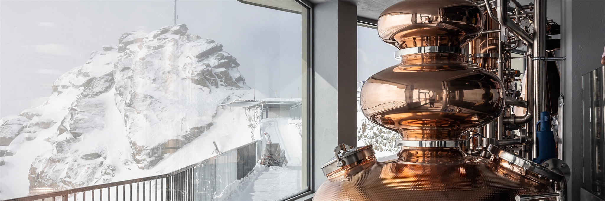 Die ORMA Whisky-Destillerie verfügt über grosse Panoramafenster mit Blick auf die Engadiner Bergwelt.
