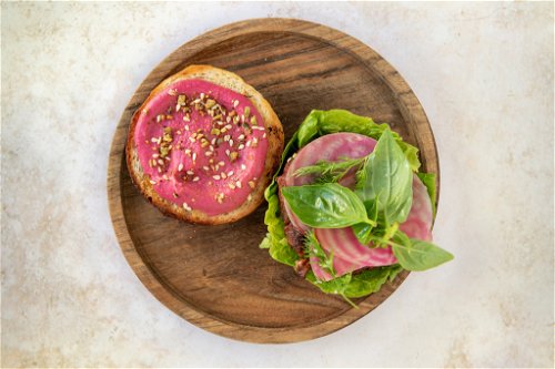 «tel aviv» Burger mit Chioggia Roter Bete, frischen Kräutern Senf-Mayo und Purpur-Hummus