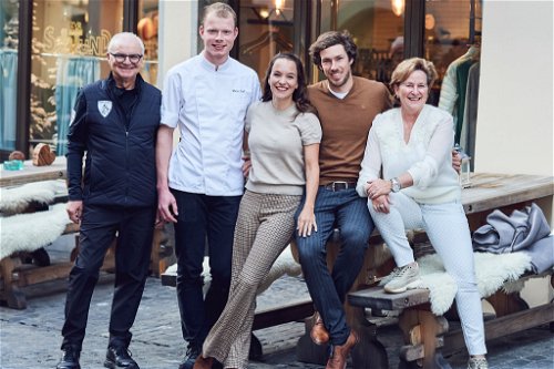 Das neue «Paradise»-Team: Max Julen-Cotting, Küchenchef Joel Meier, Loredana und Elia Zurbriggen mit Vrony Julen-Cotting.