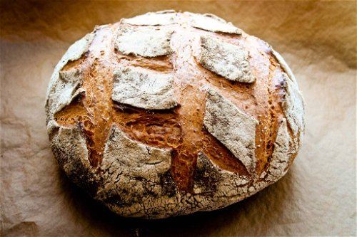 Der letzte Schritt des Brotbackens ist das Schneiden des Laibs. Davor sollte das Brot immer auskühlen.