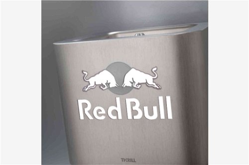 Mit Red Bull-Logo.