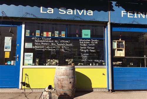 »La Salvia«: Vinothek, Feinkostladen und Aperitivbar, in der man Antipasti und wöchentlich variierende Weine und Prosecchi verkosten kann.