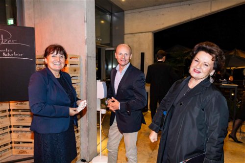 Auch Landtagspräsidentin Manuela Khom (links) und Projektmanagerin der GenussHauptstadt Graz Waltraud Hutter (rechts) genossen den Abend mit .
