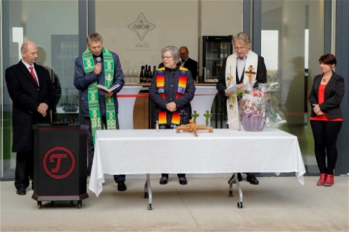 Segnung des Gebäudes durch die katholischen Pfarrer Josef Szigeti und Günther Kroiss sowie die evangelische Pfarrerin Silvia Nittnaus.