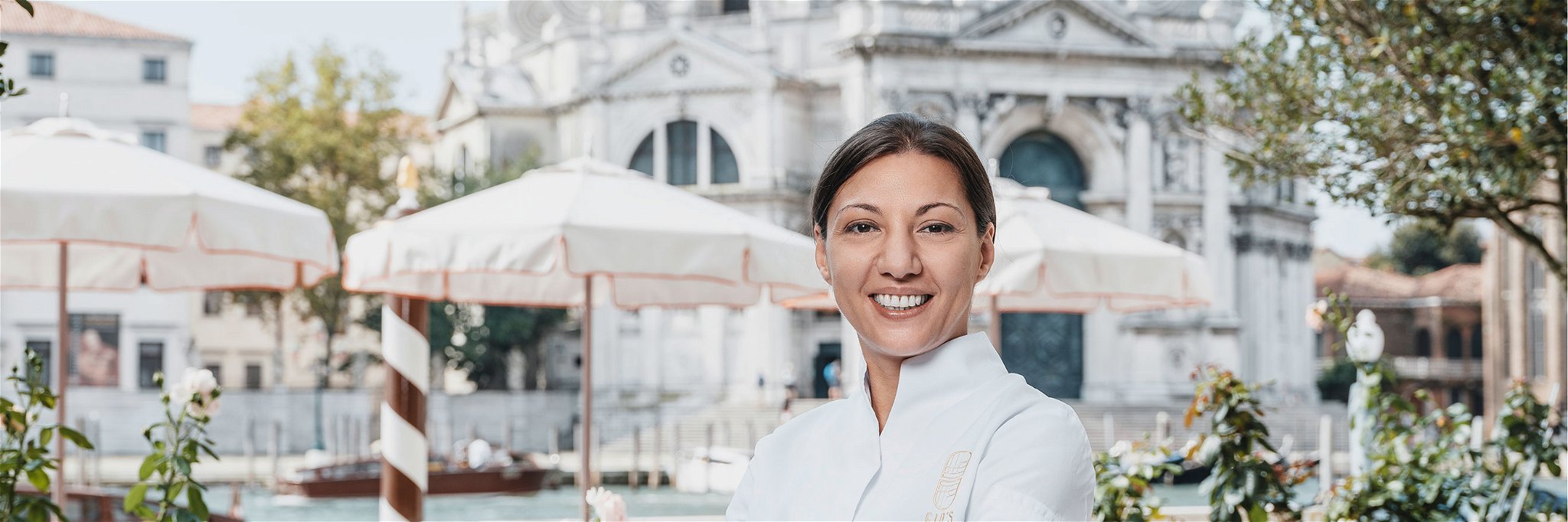 Nadia Frisina auf der Terrasse des Hotelrestaurants: Handgemachte Pasta in nobler Atmosphäre, direkt am Kanal.