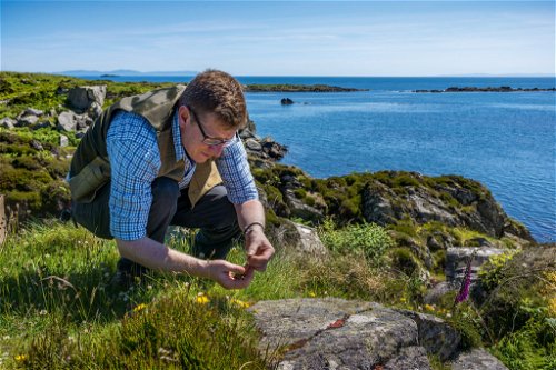 James Donaldson ist Forager bei Botanist Gin. Er sammelt das Jahr über Pflanzen auf der Insel Islay, die dem Gin seinen Charakter verleihen.