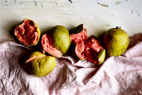 Tropische Früchte wie die Guavas war nur eines von vielen Dingen, die das kulinarische Chamäleon Bhogal in ihrer neuen Heimat England vermisste.