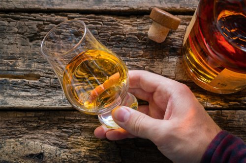 Rum gibt es in vielen Farbnuancen. Die Gold- und Brauntöne kommen vom Holz der Fässer.