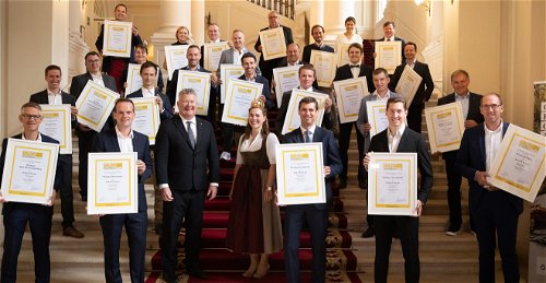 Lauter strahlende Gesichter: Alle Sieger des SALON Österreich Wein 2020 mit ÖWM-Chef Chris Yorke (Mitte).