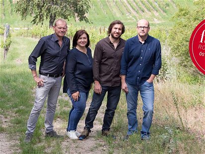 Familie Wellanschitz vor dem Weingarten, in dem der Sieger-Syrah wächst.