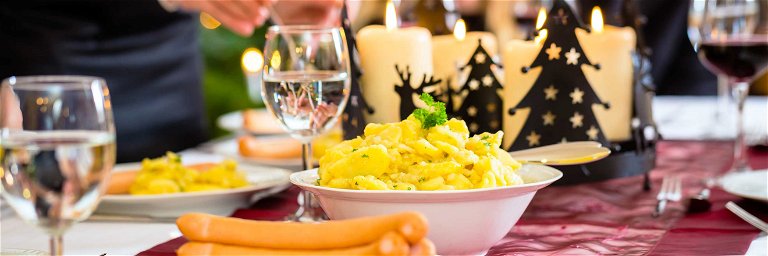Würstchen mit Kartoffelsalat werden 2020 an Heiligabend am häufigsten serviert.