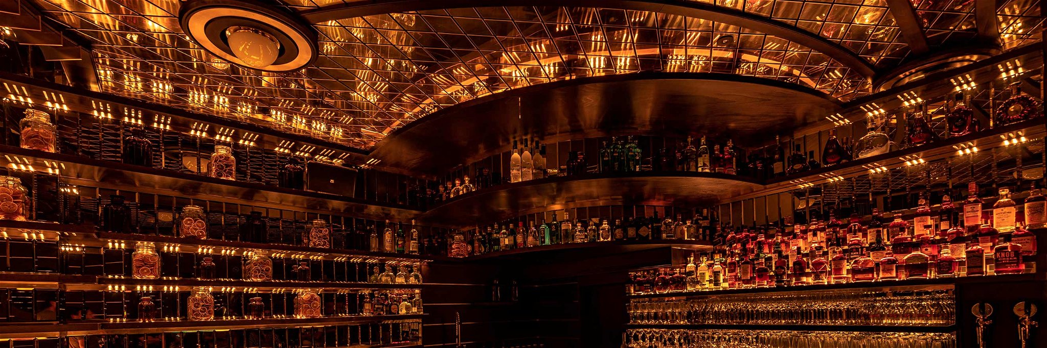 Die Cocktailbar »Kleinod Prunkstück« besticht mit glamourösem Ambiente.