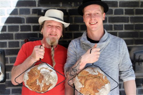 Daniel Amrein alias der Eigenbrötler (links) backt handwerkliches Brot, das in der Stadt Luzern längst Kultstatus geniesst.
