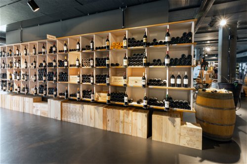 Casa del Vino verfügt über ein umfangreiches Sortiment von Weinen aus aller Welt. Doch besonders im Bereich Spanien ist der Händler top. In diesem Bereich wurde er ausgezeichnet.