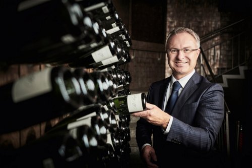 Gernot Haack ist der CEO von Mövenpick Schweiz. Das Unternehmen wurde für sein Ladenkonzept als beste Weinhandelskette des Landes ausgezeichnet.