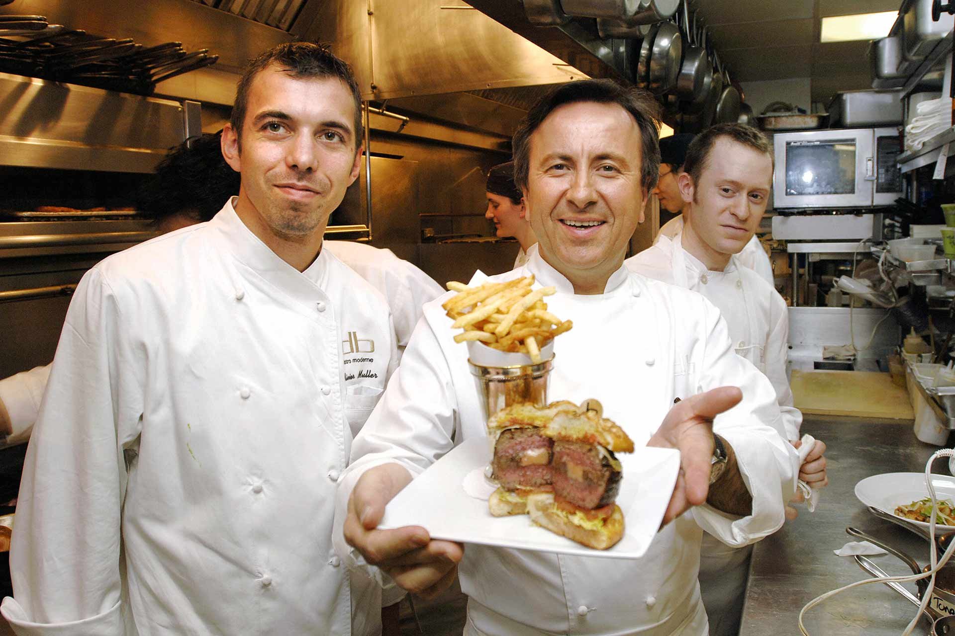Umgerechnet rund&nbsp;30 Euro kostet Bouluds legendärer »DB Burger« heute in seinem Bistro in Singapur. Zentrum seiner gastronomischen Welt bleibt jedoch das »Daniel«.