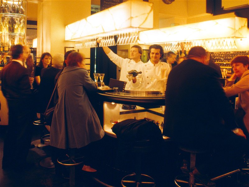 Die »Reiss-Bar« am Neuen Markt, als provokante Gegenthese zu herkömmlichen Bars konzipiert, wurde bald selbst zur vielfach kopierten Ikone – und zu einem Magneten für die Wiener Society.
