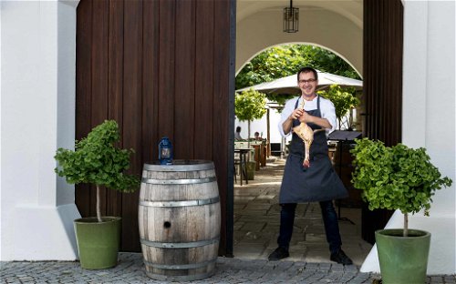Bei getrüffeltem Huhn mit Foie gras aus der Blase reizt Max Stiegl im burgendländischen «Gut Purbach» auch die Pflege und Herausforderung kulinarischer Traditionen.