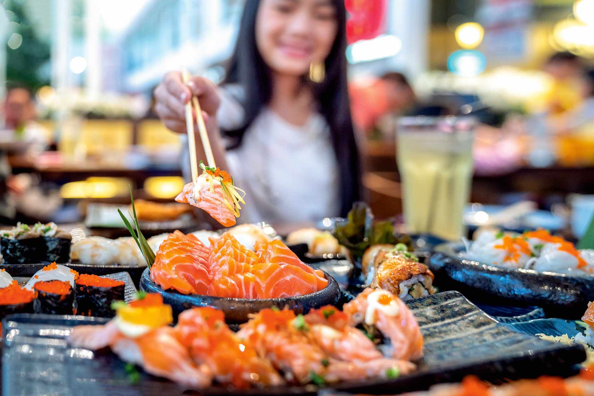 Was mit simplen Nigiri vor über 200 Jahren auf Tokios Straßen als Fast Food begann, ist mit Sushi, Maki und mehr zur hohen kulinarischen Kunst geworden.