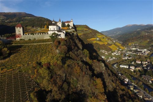 Das Kloster Säben in Klausen mit den umliegenden Weinhängen.