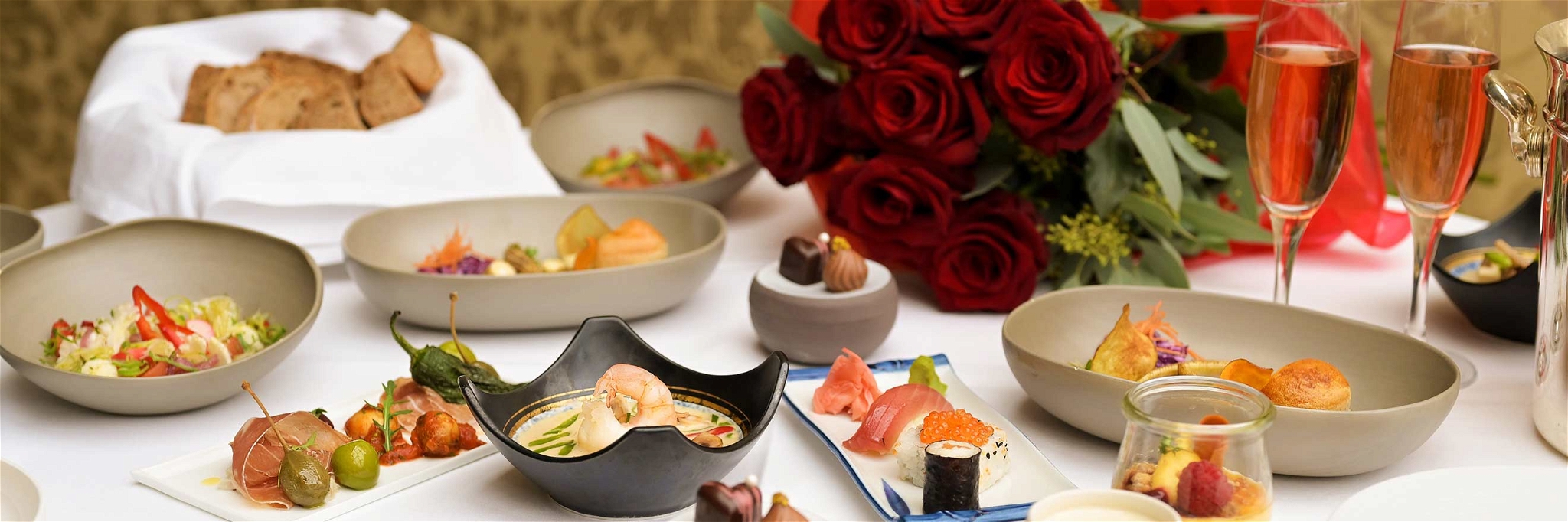 Im Wiener »Grand Hotel« wird zum Valentinstag eine kulinarische Weltreise für zu Hause geboten.