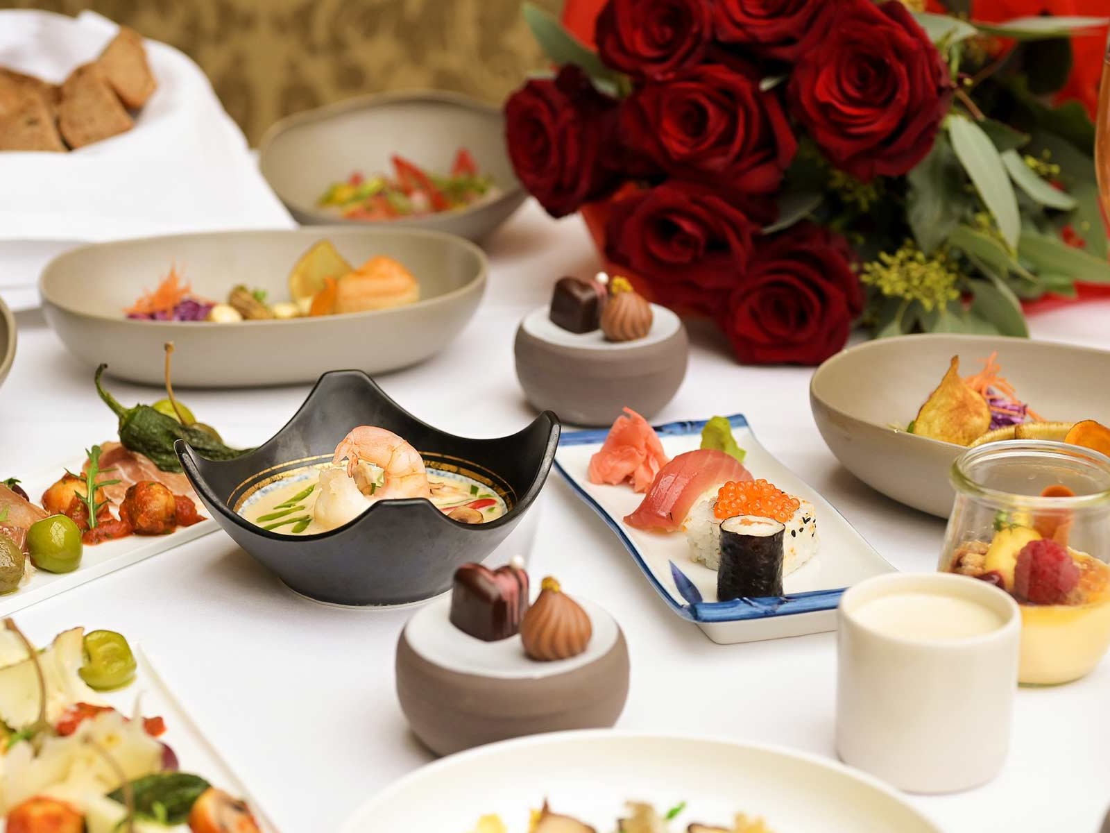 Im Wiener »Grand Hotel« wird zum Valentinstag eine kulinarische Weltreise für zu Hause geboten.