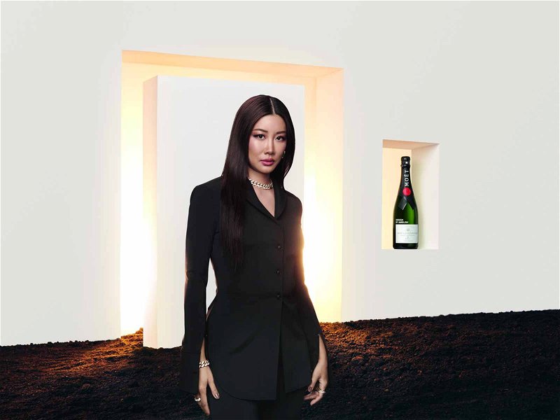 Designerin und Gründerin der Marke »AMBUSH« Yoon mit der neuen Limited Edition Champagnerflasche.