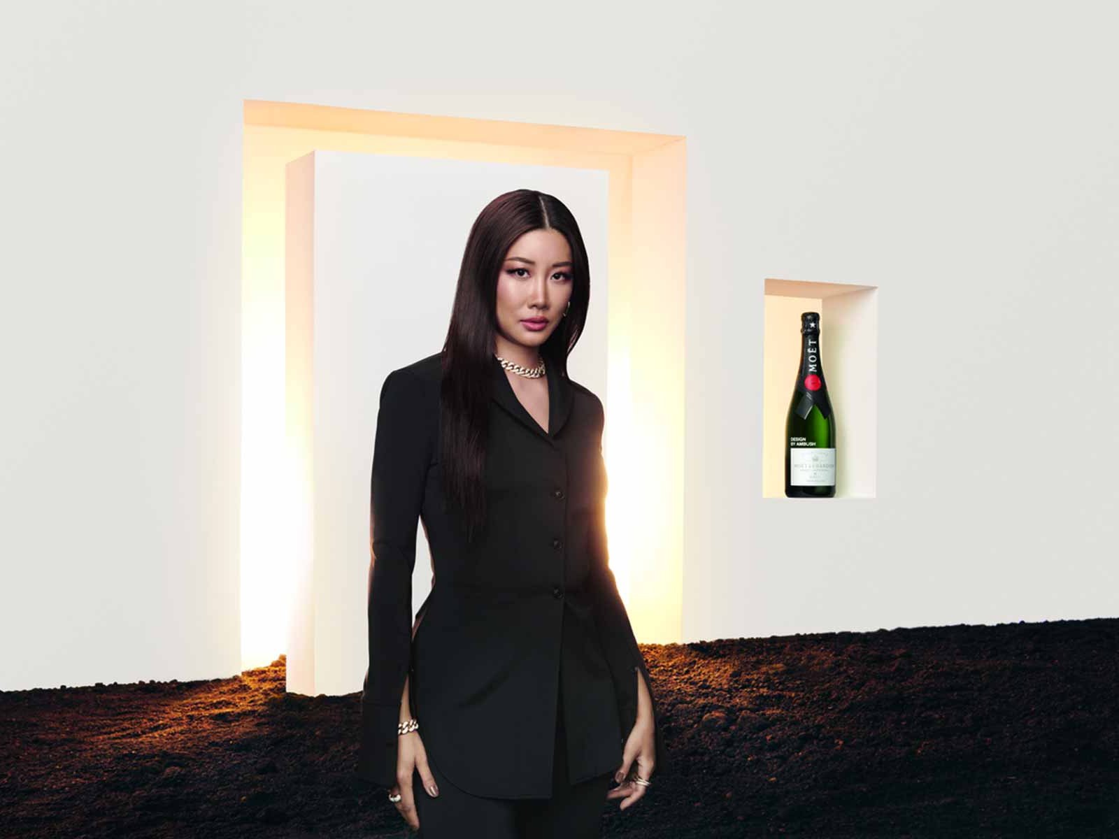 Designerin und Gründerin der Marke «AMBUSH» Yoon mit der neuen Limited Edition Champagnerflasche.
