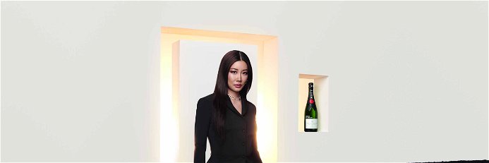 Designerin und Gründerin der Marke »AMBUSH« Yoon mit der neuen Limited Edition Champagnerflasche.